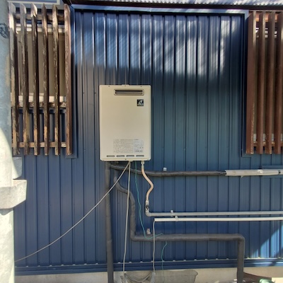 壁やその他の建築要素についての知識は少ないけれど、リフォームや家づくりで失敗したくないとお考えの方は多いでしょう。
この記事では、家の部材として欠かせない「見切り縁」についての基本的な知識を提供し、その多面的な用途と価値について解説します。
賢い選択をするための一助として、ぜひ最後までお読みください。

□見切り縁とは？その基本的な役割と種類
見切り縁は、壁の隅や素材が変わる部分に設置される細い部材です。
主に、壁の保護や隙間の埋め合わせなどの役割を果たします。
特に、素材が異なる部分が接する場合、見切り縁がその接点を美しく仕上げる役割を担っています。

見切り縁は見切り材の1つであり、壁に使われるものだけでなく、他にも様々な種類が存在します。
異なる素材の仕上げの取り合い部分を「見切り」と呼び、ここの入れる化粧部材全般が「見切り材」のため、幅が広いです。

例えば、見切り縁の1種である回り縁（廻り縁）は天井と壁が接する部分に設けられます。
回り縁は、和室で使われることが多い見切り縁です。
近年では、和室が減少し洋室が増えているため、回り縁を設けないケースも多くなっています。

しかし、それでも見切り縁の重要性は変わらず、特に素材が異なる場合にはその価値が高まっています。

□見切り縁の実用性とは？種類についてもご紹介！
では、見切り縁には具体的にどのような実用性があるのでしょうか。

見切り縁は、壁と床、天井との接点で特にその価値を発揮します。
異なる素材の接点は、仕上げの終わりや複数の仕上げが交差する部分であり、見切り縁がその美観と機能性を高めます。
具体的には、隙間を埋めることで損傷や汚れを防ぎ、デザイン性を整えるために欠かせません。

＊壁と床の間に設置される見切り縁
壁に設置される見切り縁としては、回り縁以外にも壁見切り材があります。
回り縁や壁見切り材は、壁の保護やデザイン面を維持するために重要です。

＊床と壁の間に設置される見切り縁
床と壁の間に設置される見切り縁としては、床見切り材や幅木が挙げられます。
床見切り材や幅木は、床の保護や美観を高めるために不可欠な要素です。
同様の役目を果たす部材として、雑巾ずりもあります。

＊畳と壁の間に設置される見切り縁
畳と壁の間には、畳寄せとよばれる見切り縁が必要です。
畳寄せは、畳と壁の間に生じる隙間を埋めるために欠かせません。

□まとめ
今回は、「見切り縁」について基本的な知識と実用性に焦点を当ててご紹介しました。
見切り縁は、異なる素材の接点に設置される部材で、機能性やデザイン性を高めるためには欠かせないパーツです。
ぜひ、家づくりやリフォームの際には、重要な役割を果たす「見切り縁」について着目してみてくださいね。