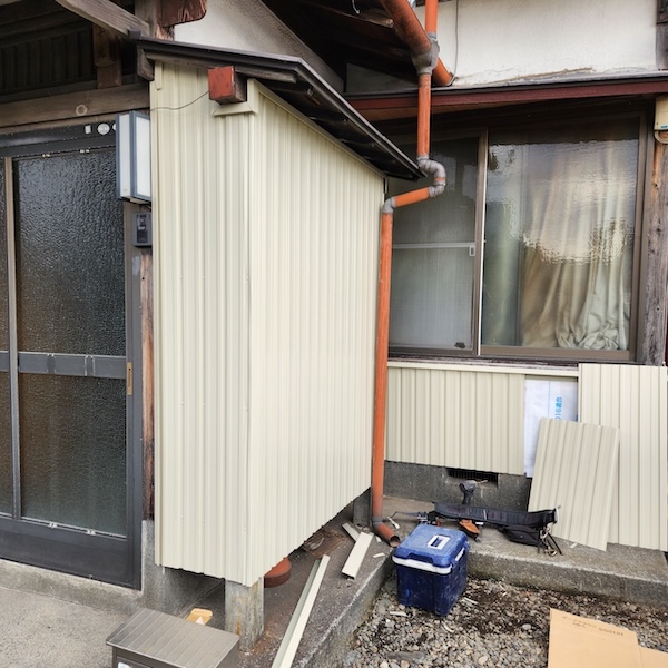 外壁本体張り作業をレポート！外壁はガルバリウム鋼板 角波を採用｜静岡県富士市