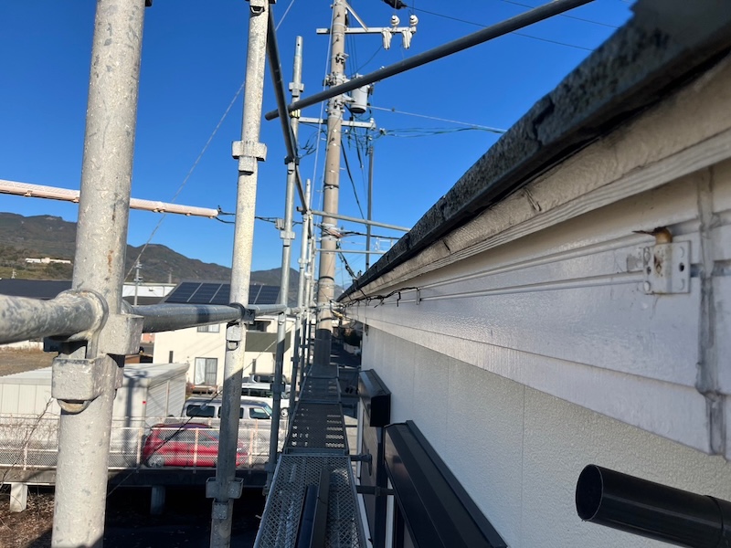 雨樋修理工事 既存軒樋と吊り金具の解体作業｜静岡県静岡市清水区