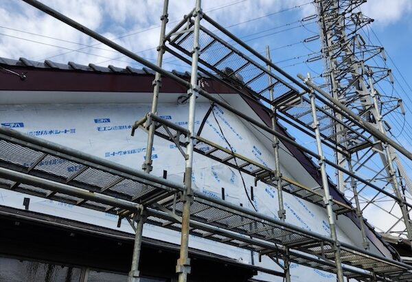 外壁カバー(重ね葺き)工事のご依頼 足場の設置と防水紙張りをレポート|静岡県富士市