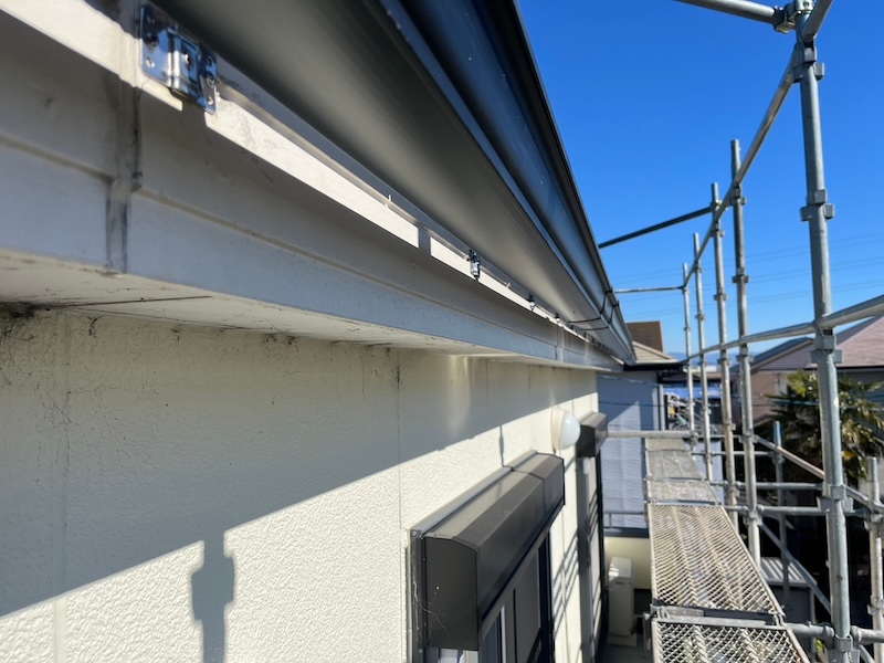 吊り金具設置後、軒樋の取り付け。軒樋形状の種類について｜静岡県静岡市清水区