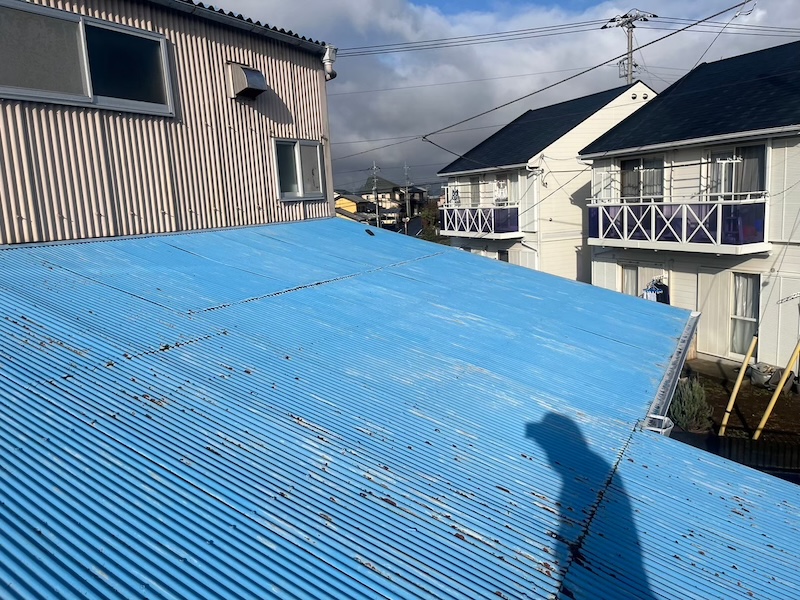 傷んだ屋根を葺き替え 解体から屋根本体張りまでをレポート|静岡県富士市