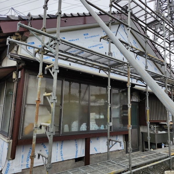外壁カバー（重ね葺き）工事のご依頼 足場の設置と防水紙張りをレポート｜静岡県富士市