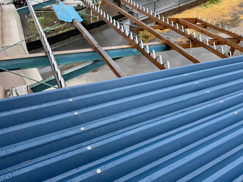 傷んだ屋根を葺き替え 解体から屋根本体張りまでをレポート|静岡県富士市