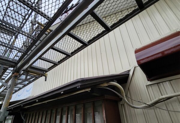 外壁本体張り作業をレポート!外壁はガルバリウム鋼板 角波を採用|静岡県富士市