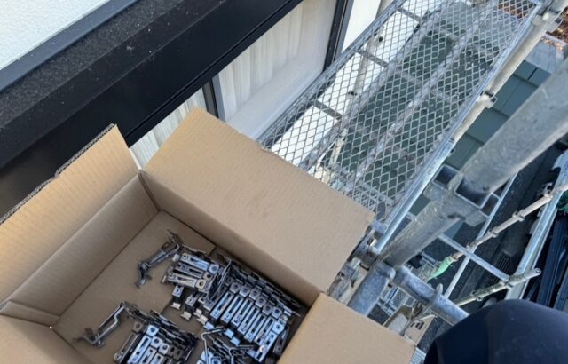 静岡県静岡市清水区|軒樋の吊り金具は水勾配をとって設置します!