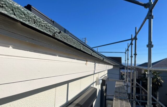 雨樋修理工事 既存軒樋と吊り金具の解体作業|静岡県静岡市清水区