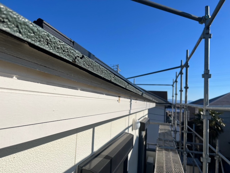 雨樋修理工事 既存軒樋と吊り金具の解体作業｜静岡県静岡市清水区