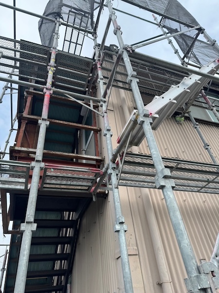 静岡県富士市｜屋外階段の屋根と外壁波板を張り替えました！