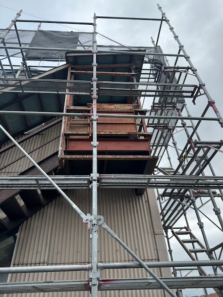 静岡県富士市｜屋外階段の屋根と外壁波板を張り替えました！