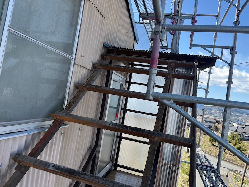 静岡県富士市｜屋外階段の屋根と外壁波板を張り替えました！