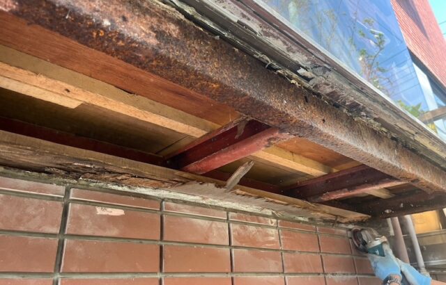 出窓底部欠損箇所の解体と壁面をディスクサンダーで研磨しました｜静岡県富士市