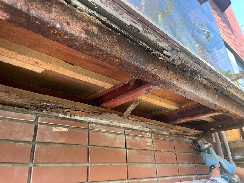 出窓底部欠損箇所の解体と壁面をディスクサンダーで研磨しました｜静岡県富士市