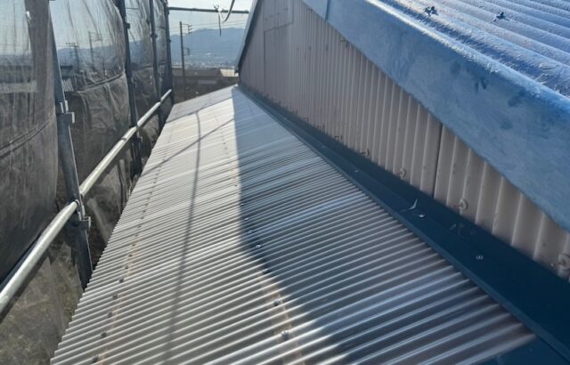 妻側の屋根に水切りと雨押さえを取り付けました｜静岡県富士市