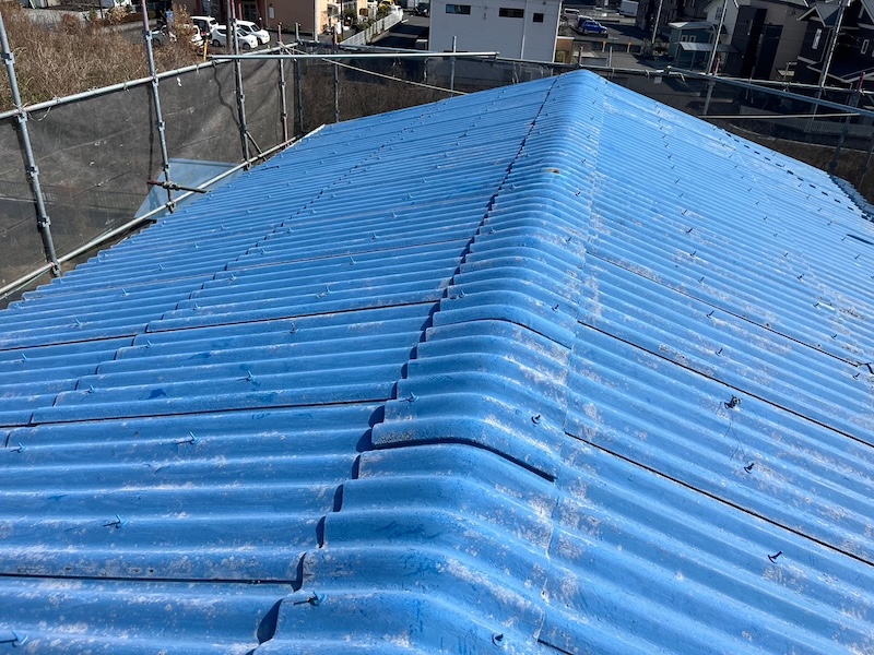 静岡県富士市|切妻屋根のガルバリウム鋼板重ね葺きをレポート