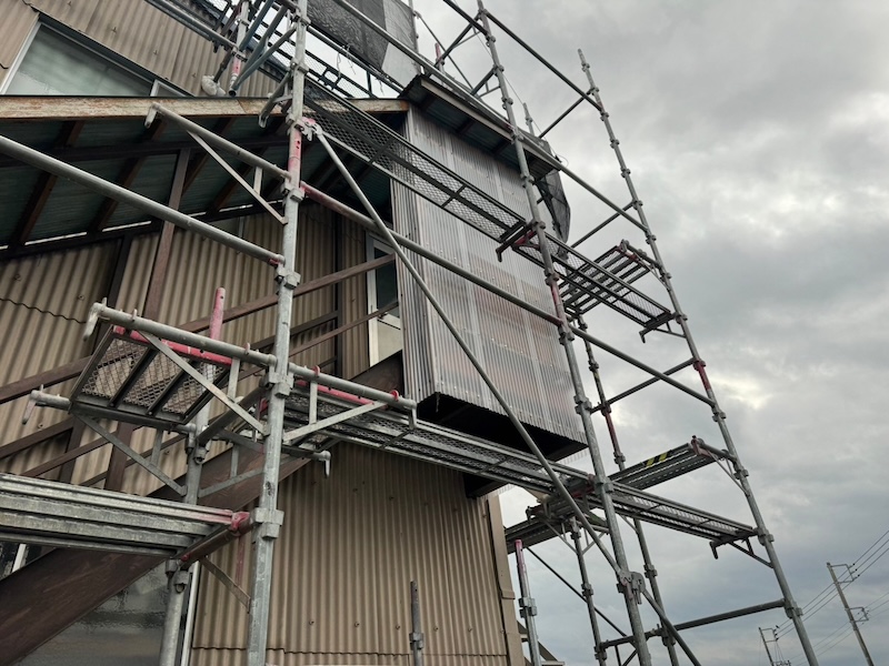 静岡県富士市｜屋外階段の屋根と外壁波板を張り替えました！