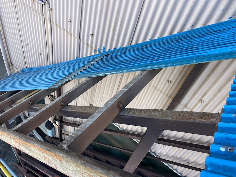 ケラバ水切り部の金具固定と屋外階段の屋根の解体をレポート|静岡県富士市