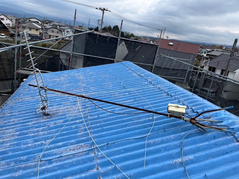 静岡県富士市|切妻屋根のガルバリウム鋼板重ね葺きをレポート