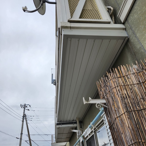 静岡県富士宮市|ベランダ下部に板金を取り付け