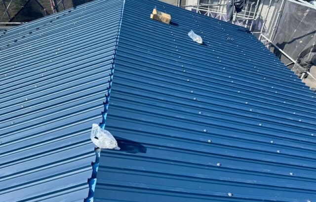 静岡県富士市｜切妻屋根のガルバリウム鋼板重ね葺きをレポート