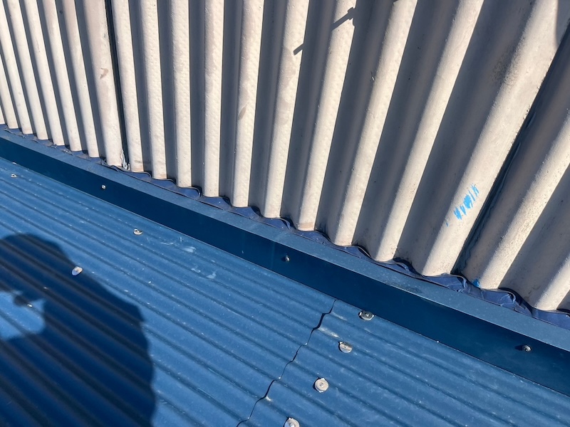 トタン外壁と雨押さえの取り合いのシール処理を行いました|静岡県富士市