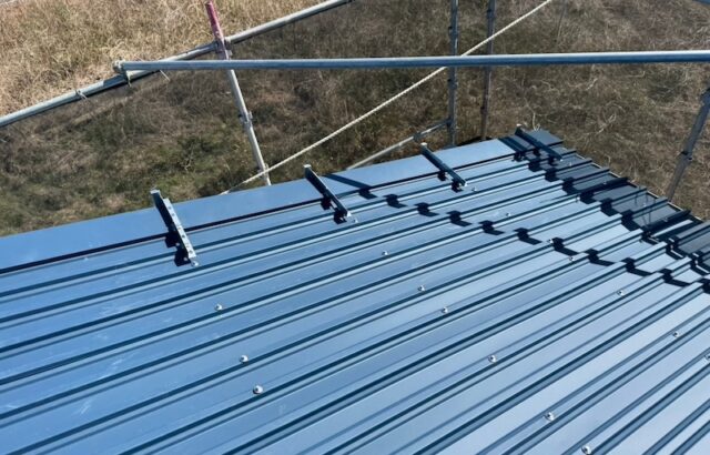 ケラバ水切り部の金具固定と屋外階段の屋根の解体をレポート｜静岡県富士市