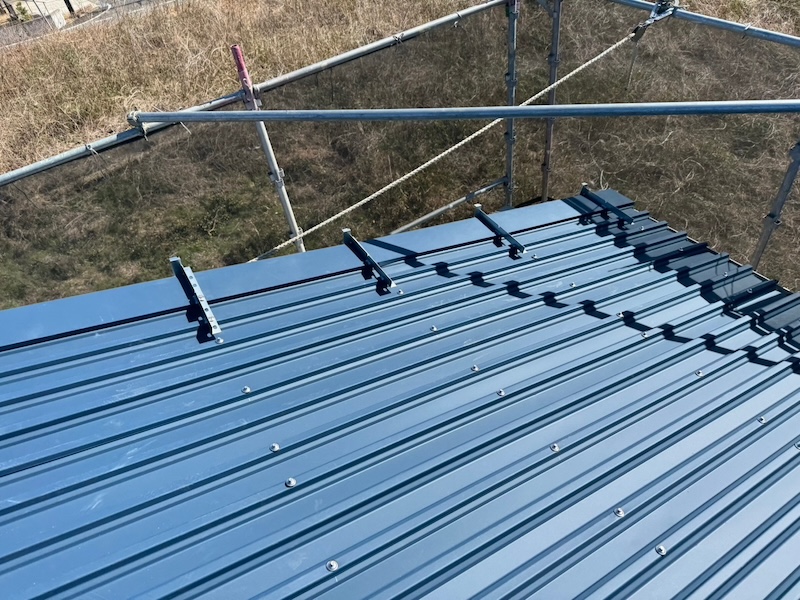 ケラバ水切り部の金具固定と屋外階段の屋根の解体をレポート|静岡県富士市