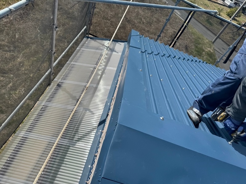 ケラバ水切り部の金具固定と屋外階段の屋根の解体をレポート|静岡県富士市