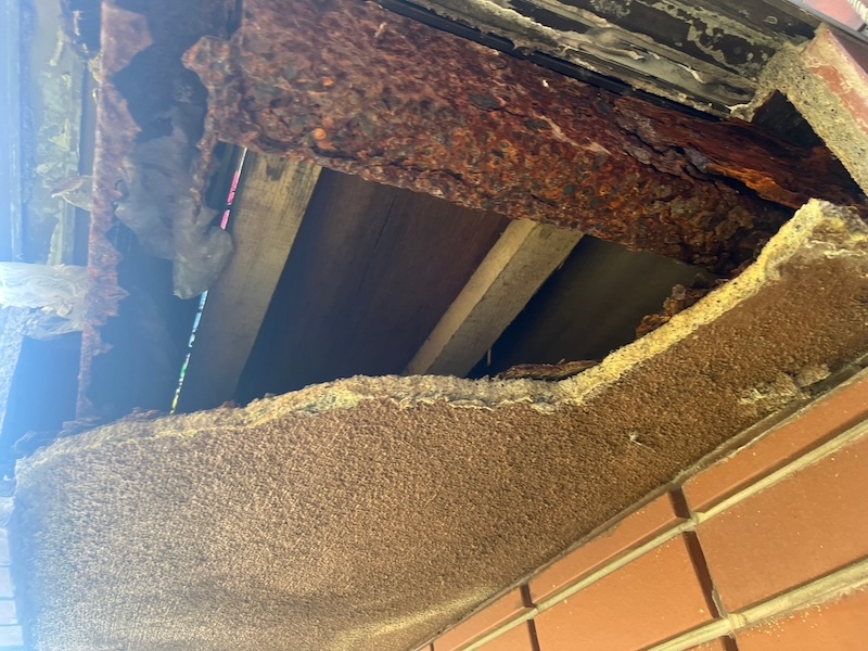 静岡県富士市｜出窓底部の欠損を修理しました！施工前をレポート