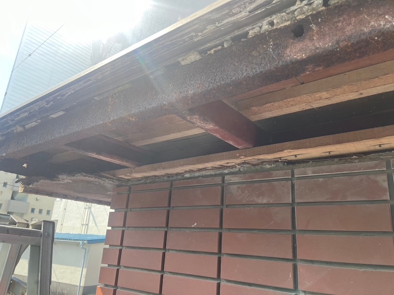 出窓底部欠損箇所の解体と壁面をディスクサンダーで研磨しました｜静岡県富士市