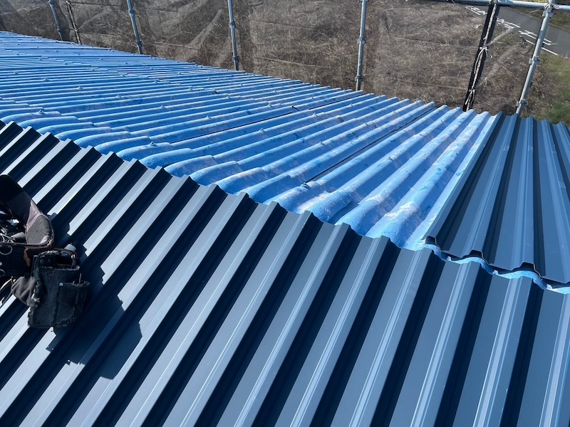 静岡県富士市|切妻屋根のガルバリウム鋼板重ね葺きをレポート
