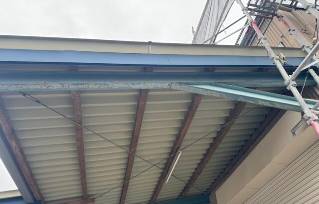 静岡県富士市｜傷んだ破風板に板金を張りました