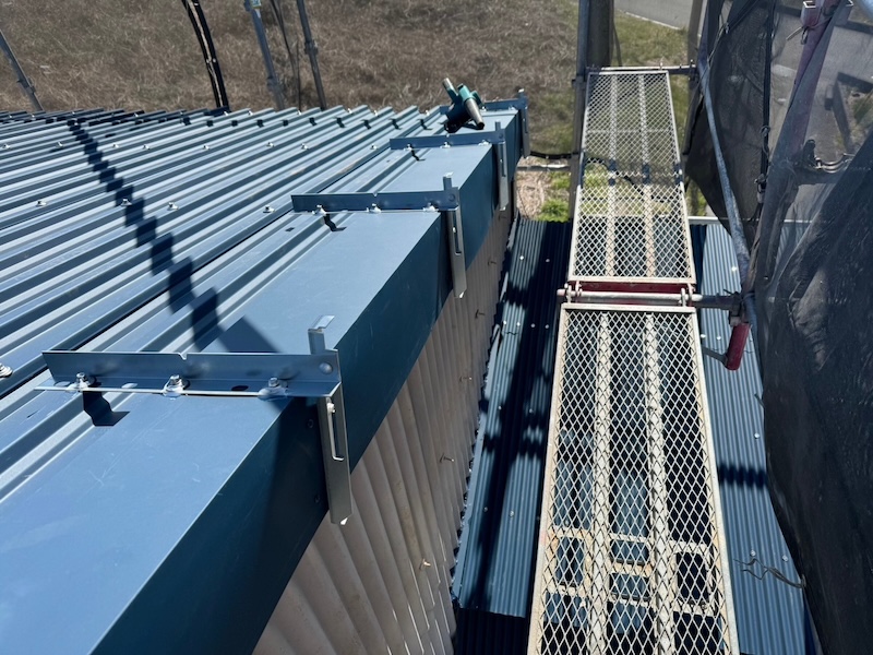 ケラバ水切り部の金具固定と屋外階段の屋根の解体をレポート|静岡県富士市