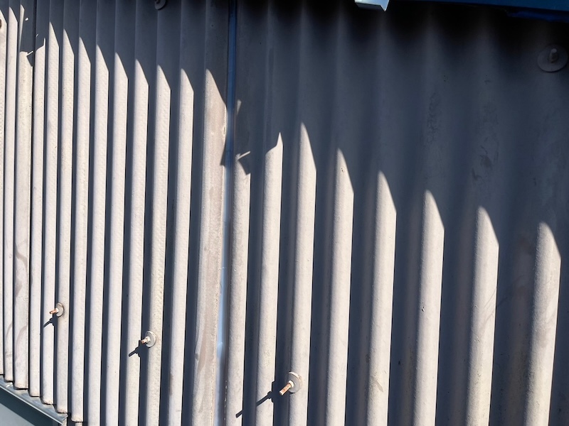 トタン外壁と雨押さえの取り合いのシール処理を行いました|静岡県富士市