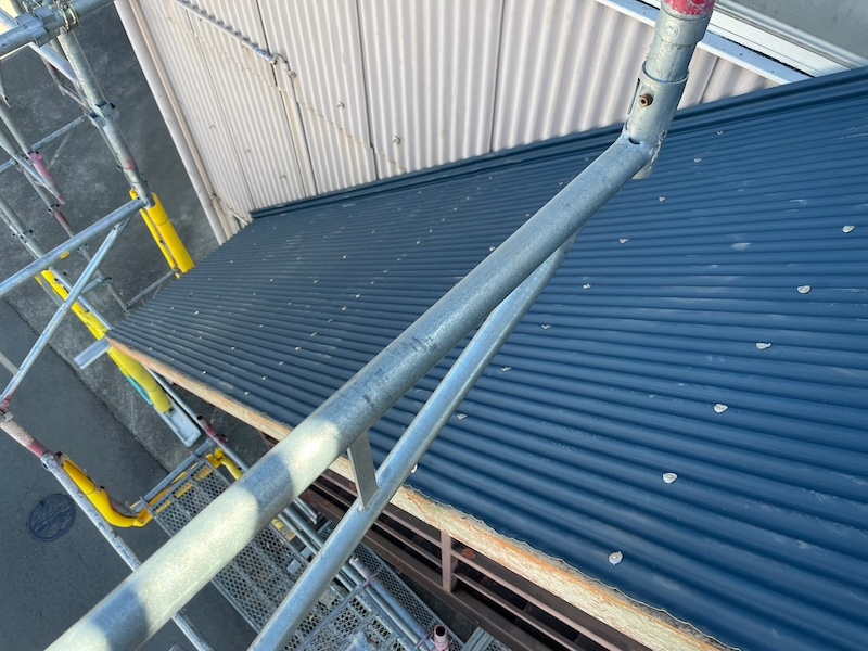 ケラバ水切り部の金具固定と屋外階段の屋根の解体をレポート|静岡県富士市