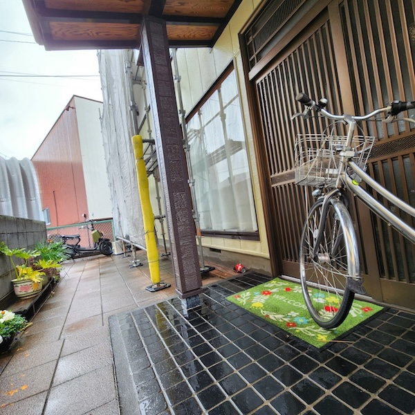 玄関前の既存柱 新規外壁材張り〜施工後をレポート！｜静岡県藤枝市