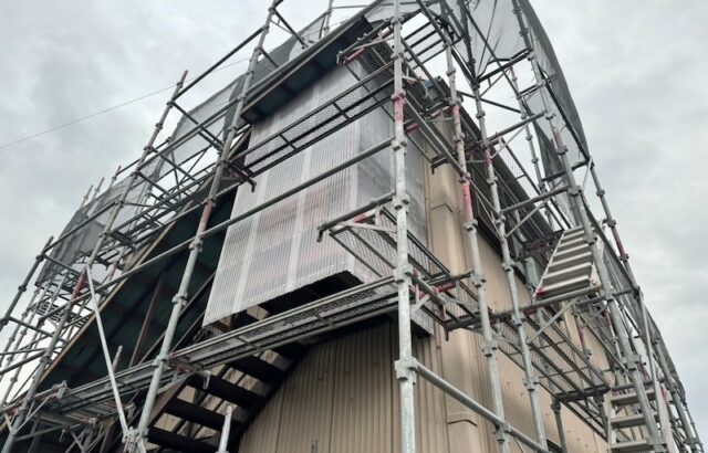 静岡県富士市｜屋外階段の屋根と外壁波板を張り替えました！