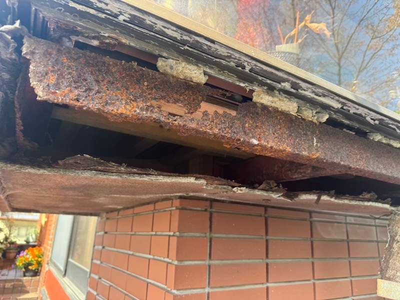 出窓底部欠損箇所の解体と壁面をディスクサンダーで研磨しました｜静岡県富士市