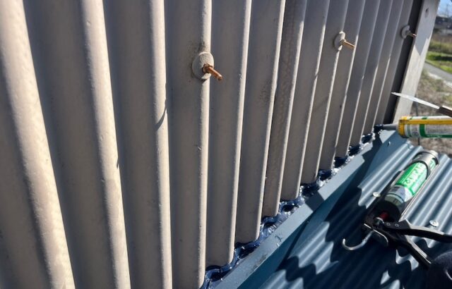 トタン外壁と雨押さえの取り合いのシール処理を行いました｜静岡県富士市