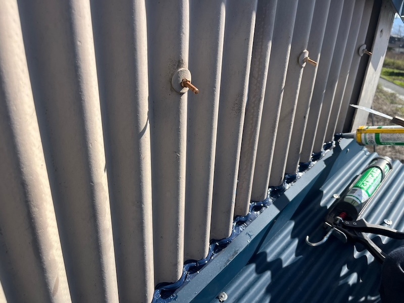 トタン外壁と雨押さえの取り合いのシール処理を行いました|静岡県富士市