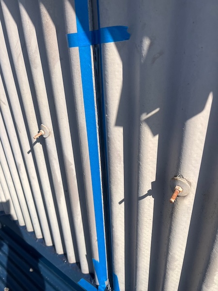 トタン外壁と雨押さえの取り合いのシール処理を行いました|静岡県富士市