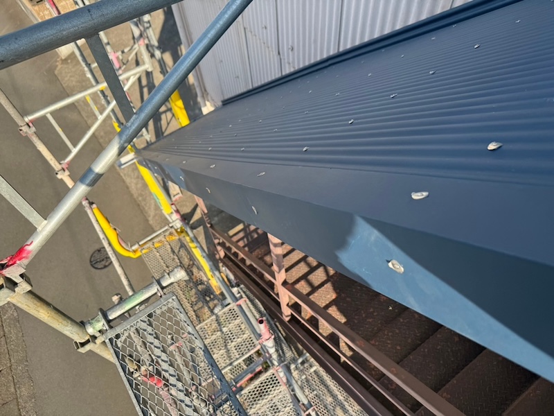 静岡県富士市｜屋外階段の屋根と外壁波板を張り替えました！