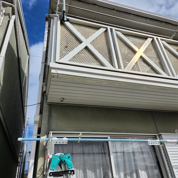 静岡県富士宮市|ベランダ下部に板金を取り付け