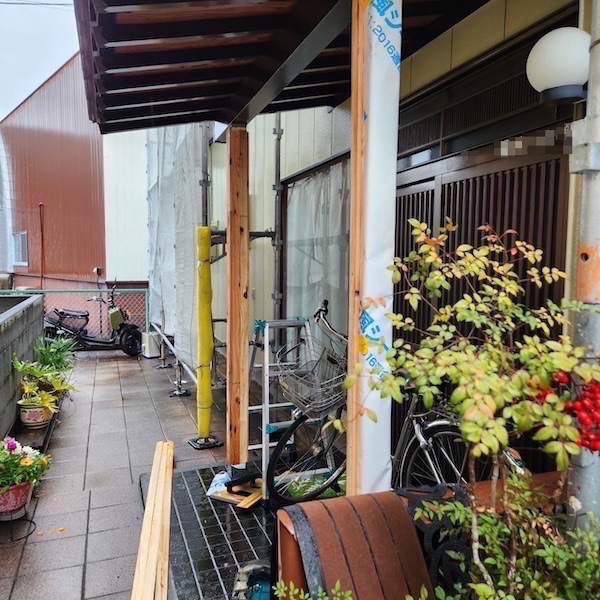 静岡県藤枝市|玄関前の既存柱に外壁材を新しく張る工事を実施!