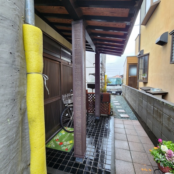 玄関前の既存柱 新規外壁材張り〜施工後をレポート！｜静岡県藤枝市