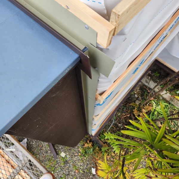 静岡県富士宮市|窓まわり・下屋・霧よけ・戸袋の取り合い部に見切りを取り付け