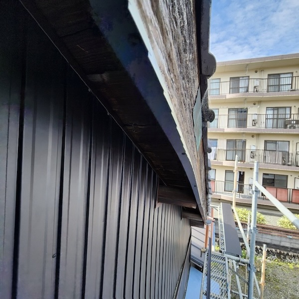 静岡県富士宮市｜破風板の板金巻き工事 施工前と軒裏の板金張り