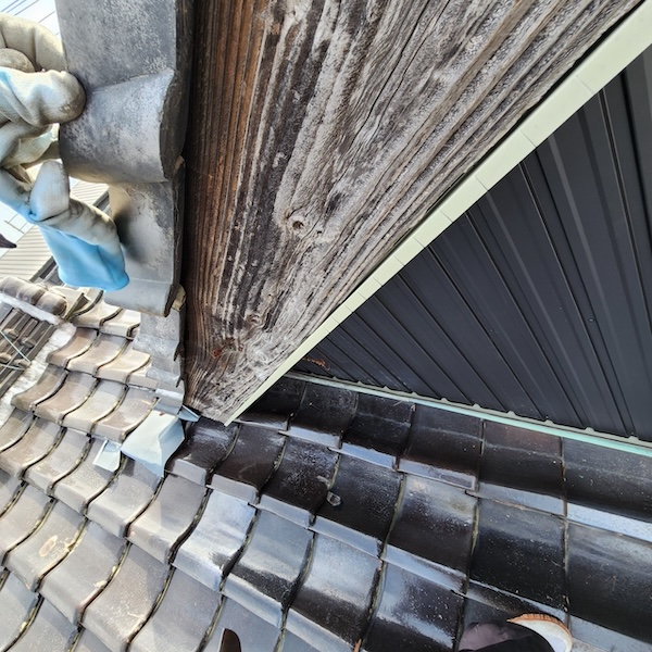 静岡県富士宮市｜破風板の板金巻き工事 施工前と軒裏の板金張り