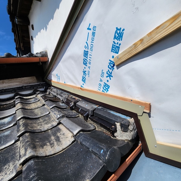 静岡県富士宮市|窓まわり・下屋・霧よけ・戸袋の取り合い部に見切りを取り付け