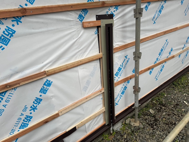 静岡県富士宮市|板金工事もおまかせください!水切りと見切りを取り付けました!